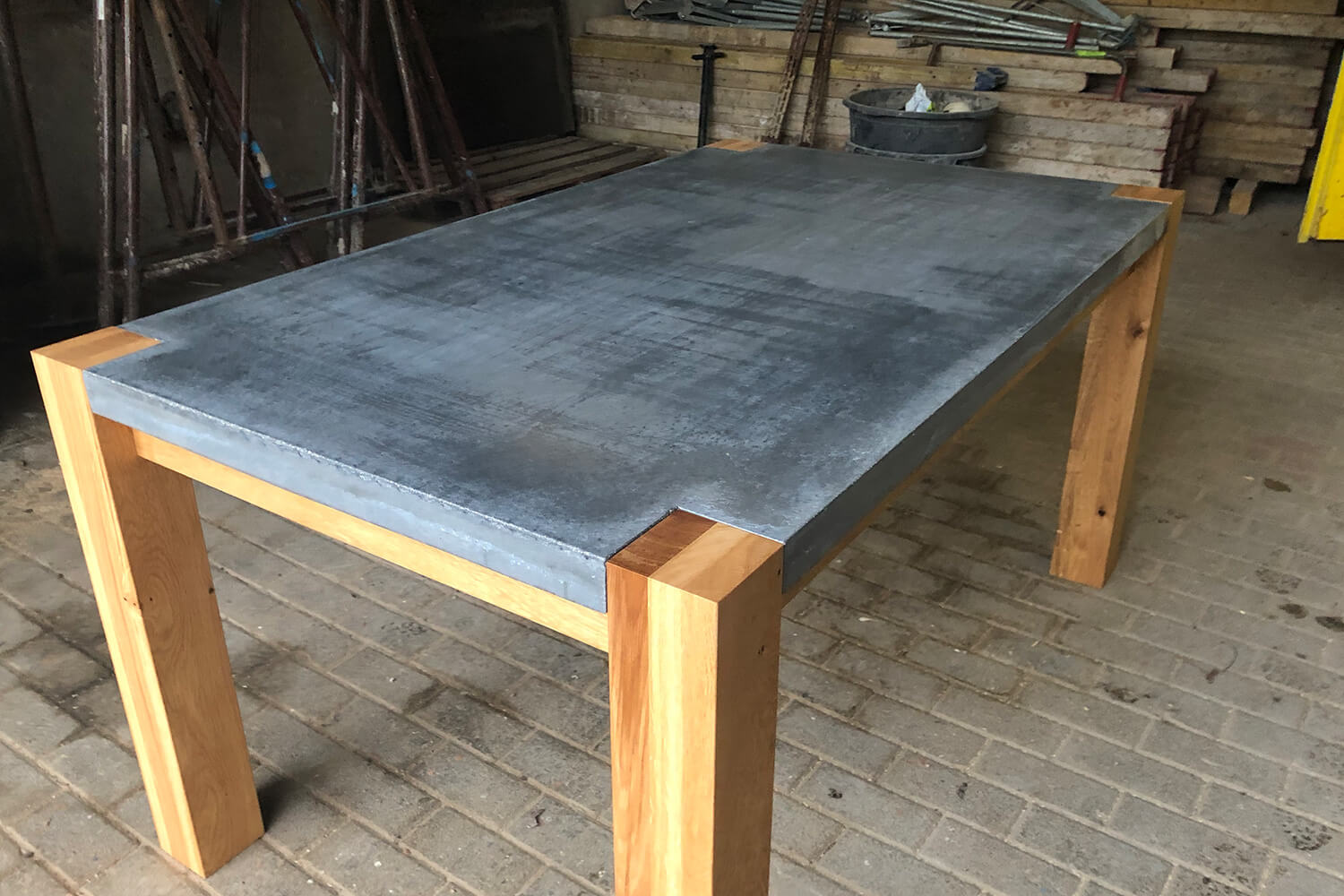 Tisch aus Holz und Beton von Schneider Bau Köln