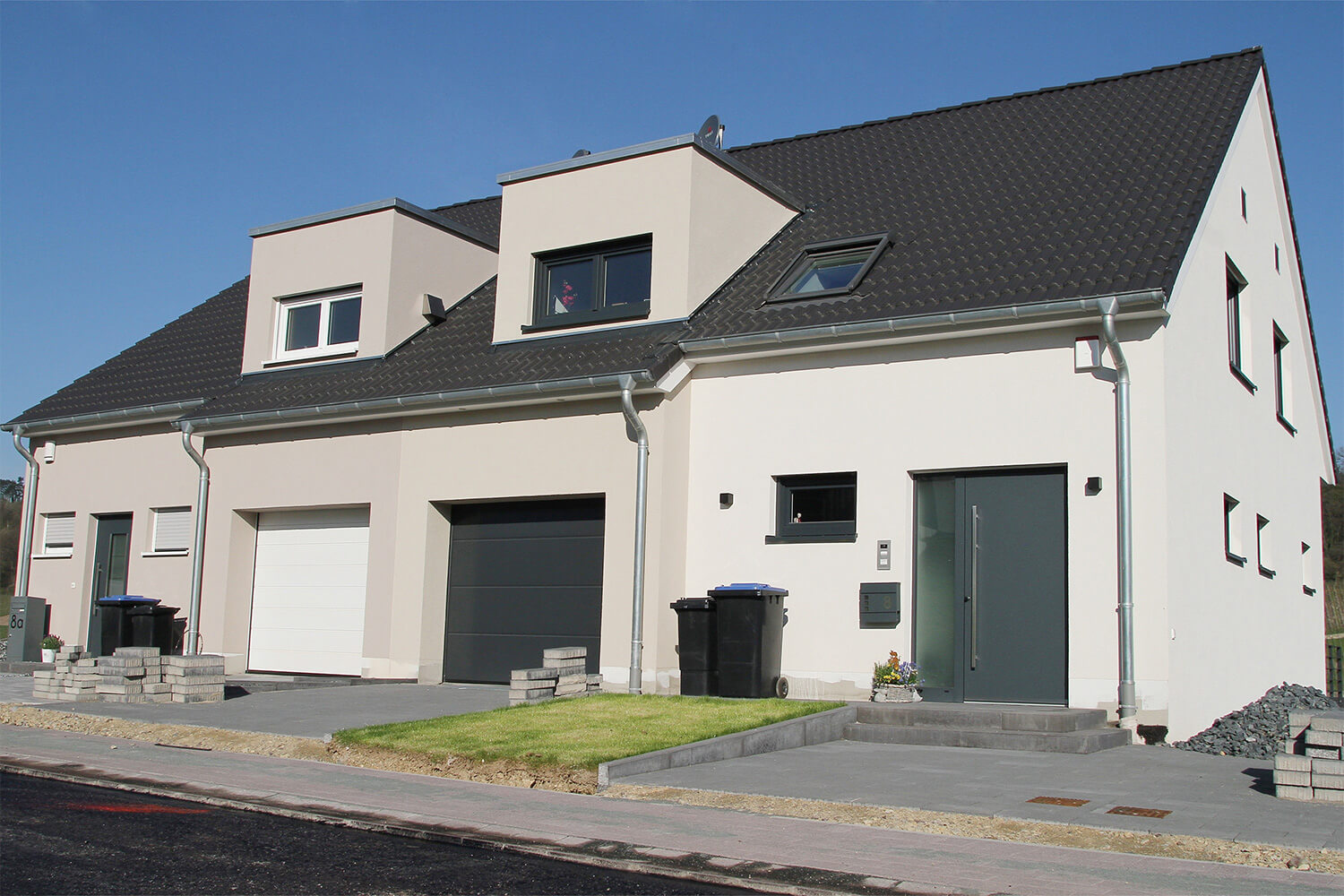 Hochbau und Hausbau Zweifamilienhaus mit Schneider Bau Köln
